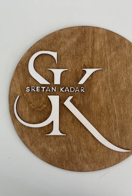 Elegantna drvena ploča s logotipom vaše firme – personalizirani detalj za poslovne prostore ili promo događaje.