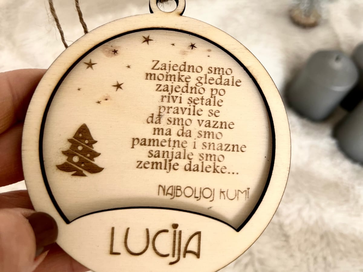 Božićni drveni ukras s pjesmom i imenom kume