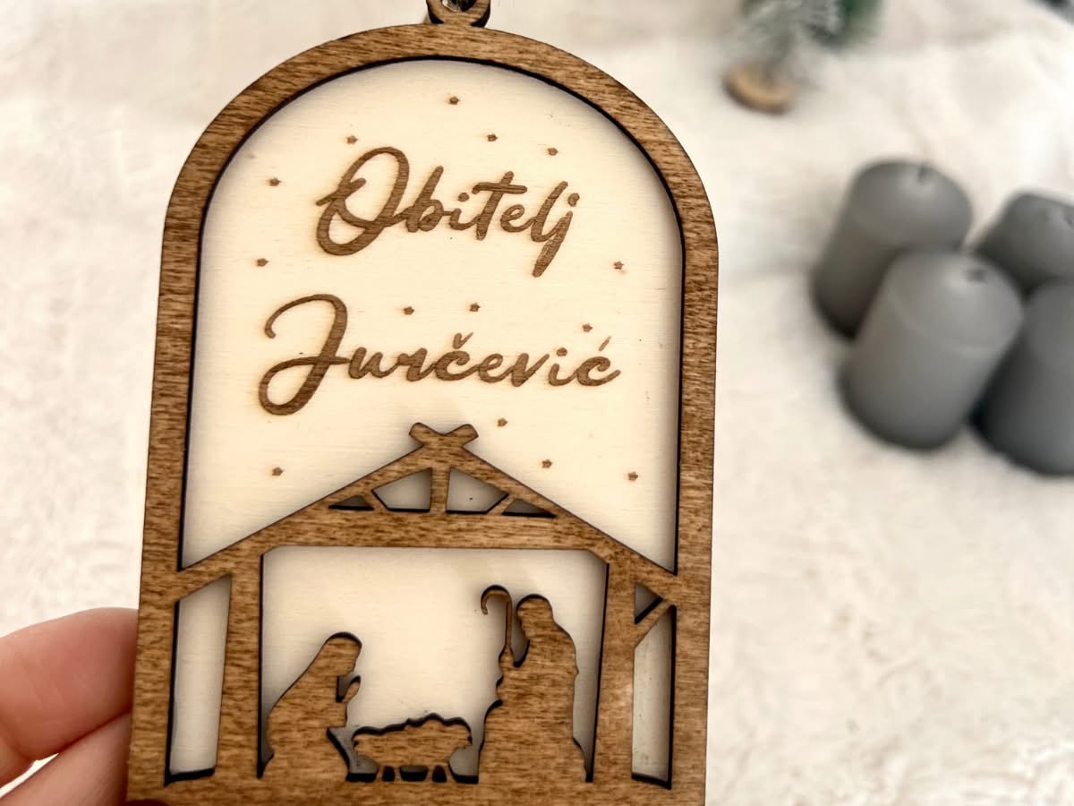 Personalizirani drveni božićni ukras s motivom jaslica i prezimenom obitelji