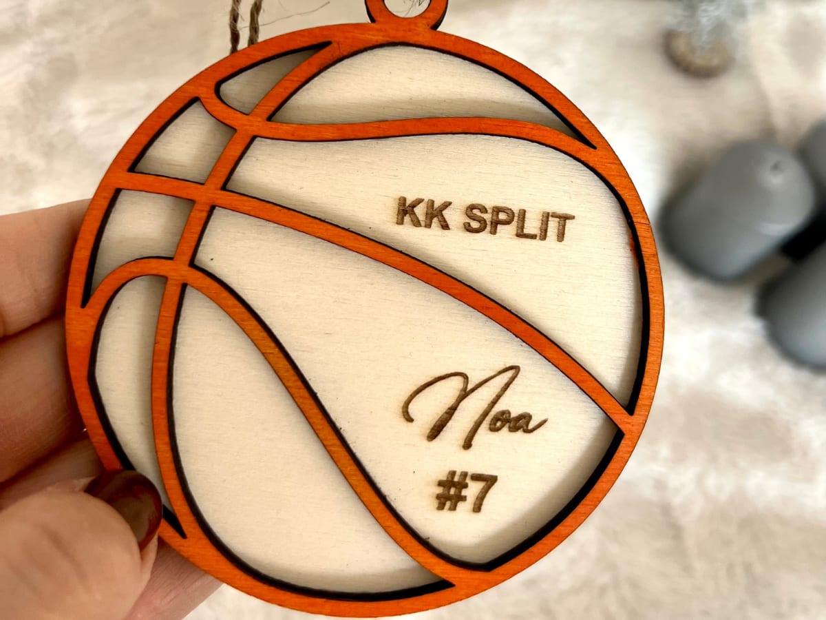 Personalizirani drveni ukras u obliku košarkaške lopte s imenom i klubom KK Split