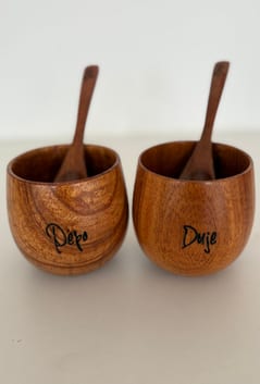 Dvije drvene šalice s ugraviranim imenima Pepo i Duje na svijetloj podlozi.