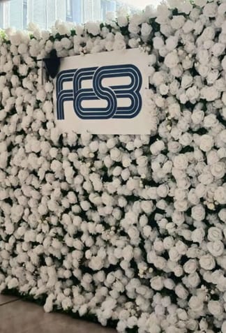 Bijeli cvjetni zid s plavim logotipom FESB-a za proslave promocija i diplome u Splitu.