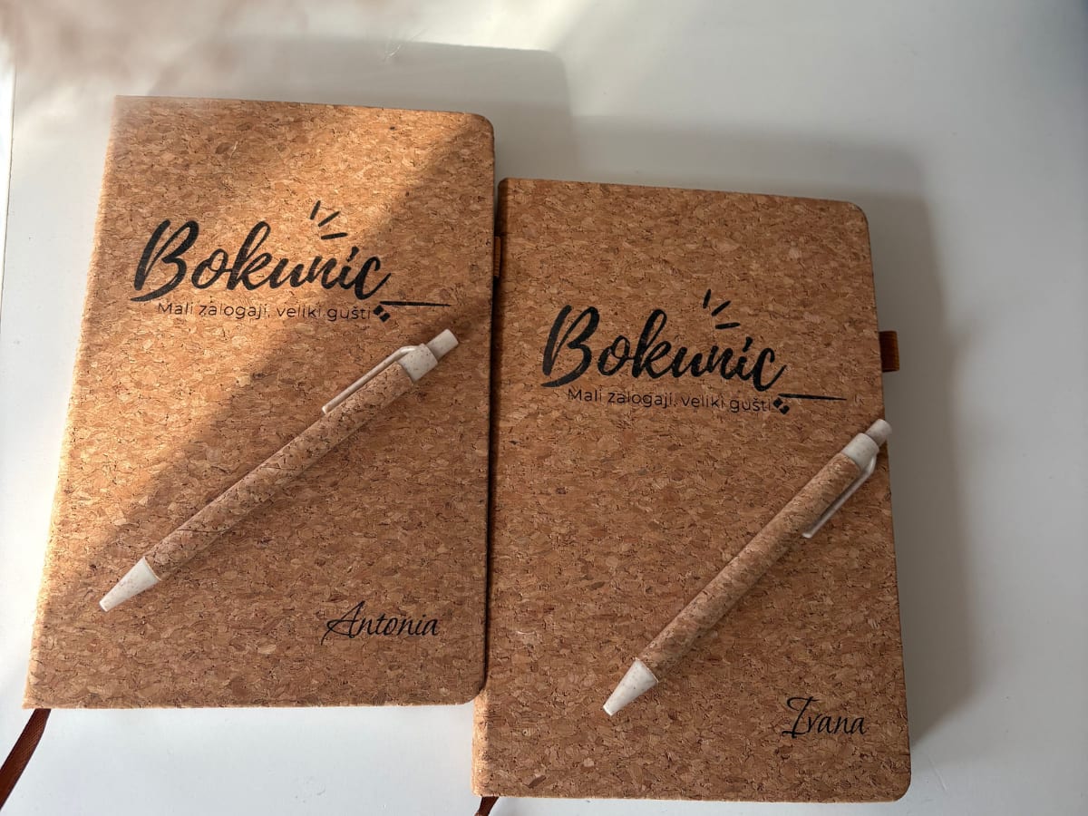 Ekološki prihvatljiv i elegantan. Naš notes od pluta s gravurom idealan je za poslovne partnere ili kao personalizirani dnevnik putovanja.